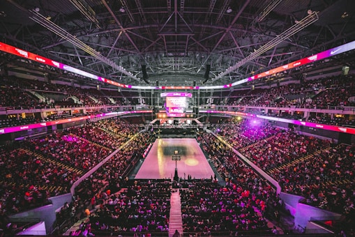 NBA季后赛十佳球，球员扣篮瞬间抓拍，体育馆内红色灯光背景，速度与力量完美结合